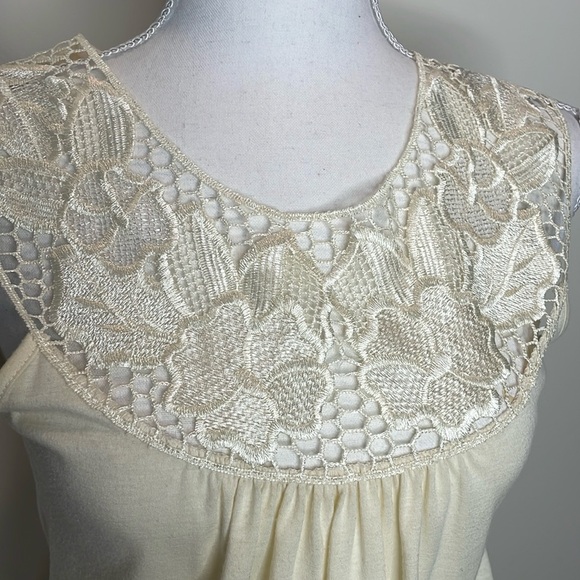 Lily White Beige Sleeveless Keyhole Top With Lace & Banded Bottom. Small - Picture 3 of 6